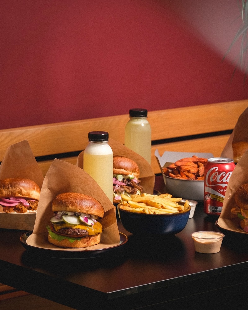 Valgfri burgercombo fra Cooper's - Populær Burgerjoint med Snaskede Favoritter