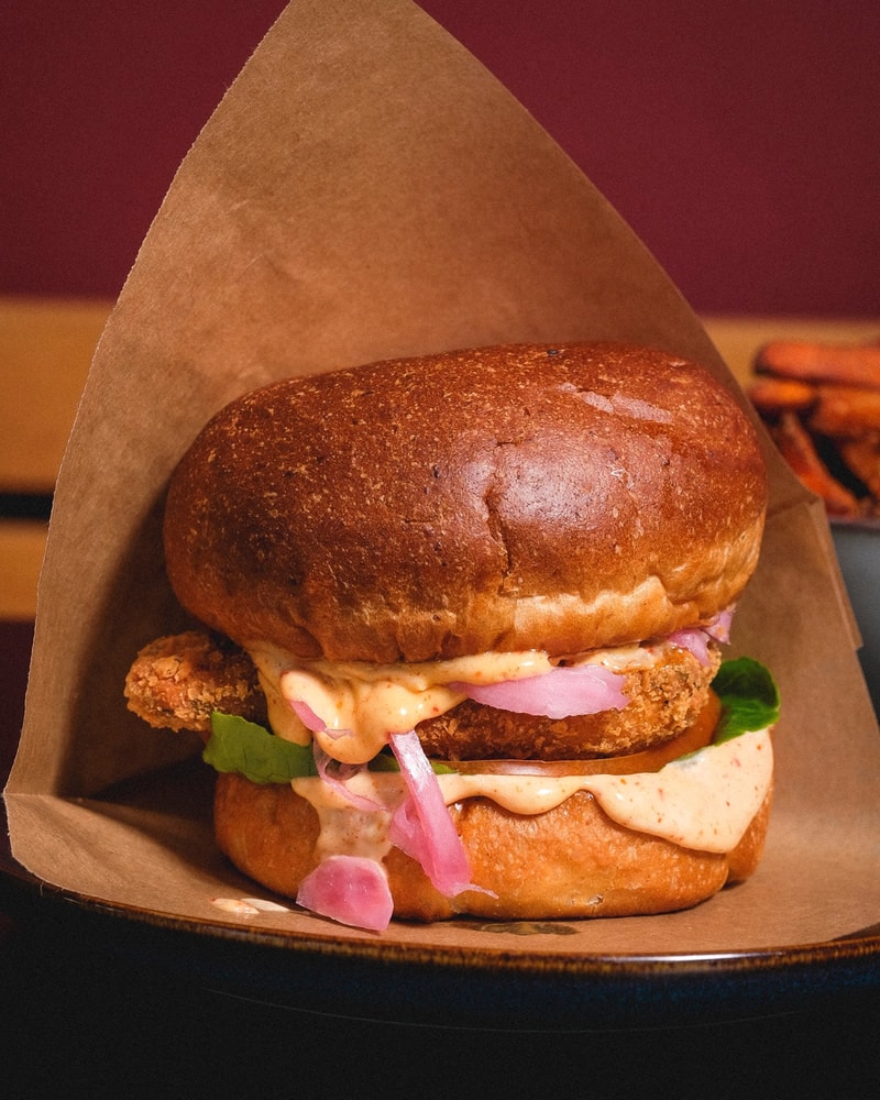 Valgfri burgercombo fra Cooper's - Populær Burgerjoint med Snaskede Favoritter