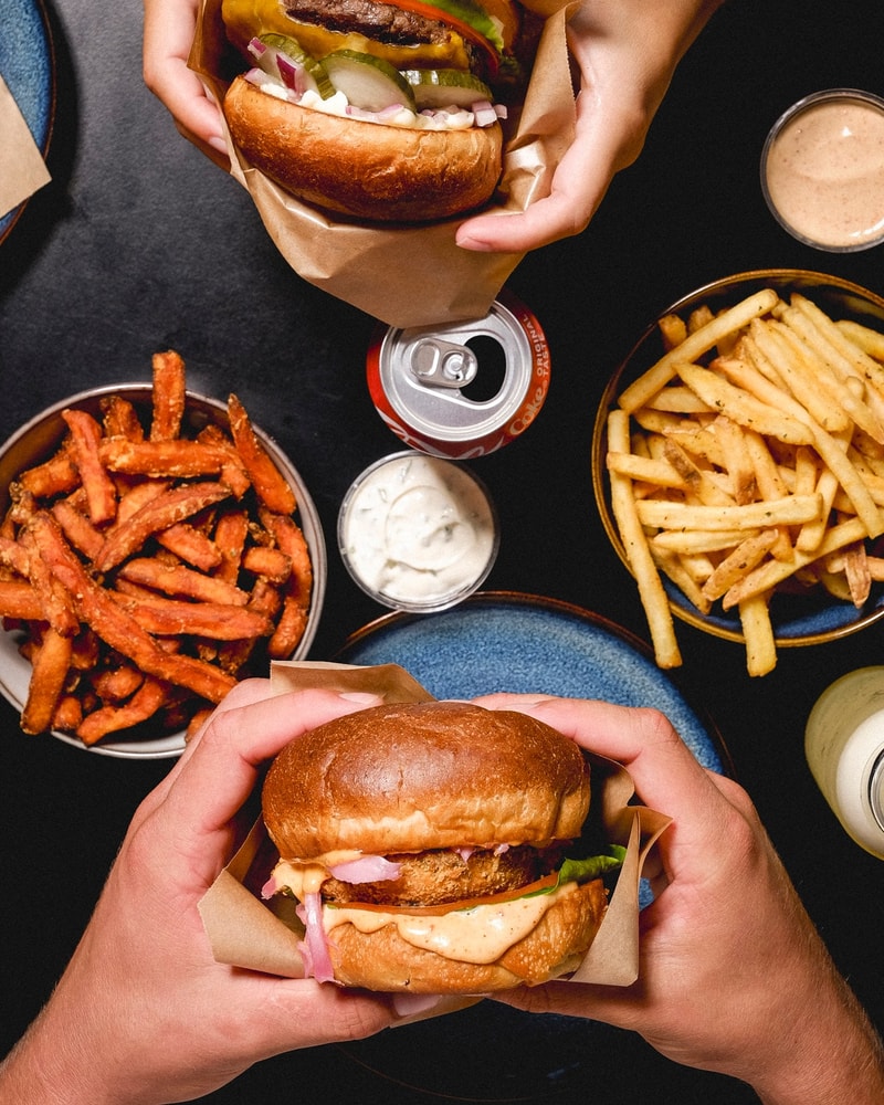 Valgfri burgercombo fra Cooper's - Populær Burgerjoint med Snaskede Favoritter