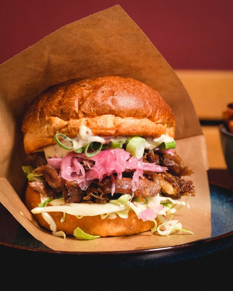 Valgfri burgercombo fra Cooper's - Populær Burgerjoint med Snaskede Favoritter