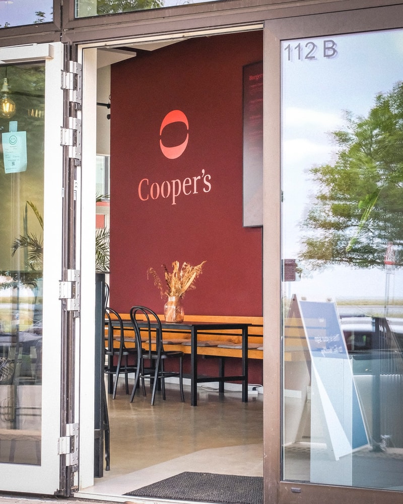 Valgfri burgercombo fra Cooper's - Populær Burgerjoint med Snaskede Favoritter