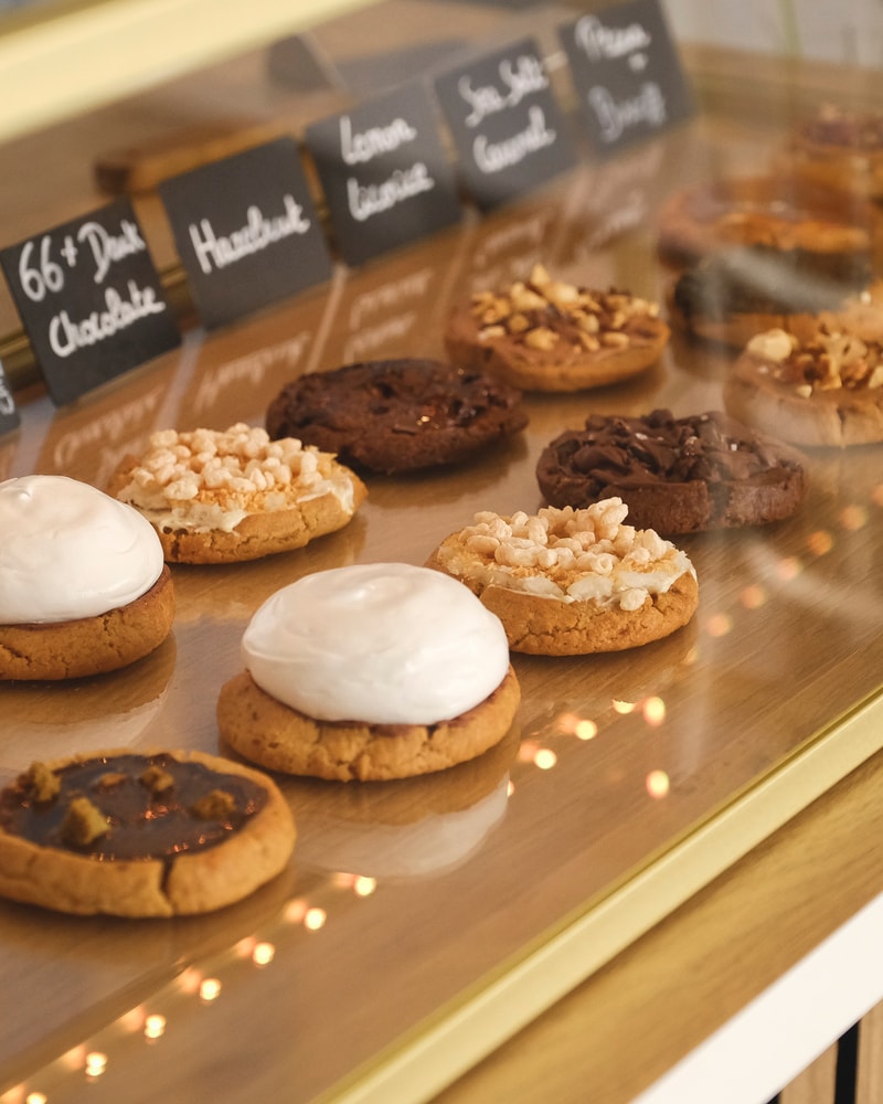 Vælg Selv 2 Cookies Hos Cookie Crush På Vesterbrogade - Fyldt Med Karakter & Krumme