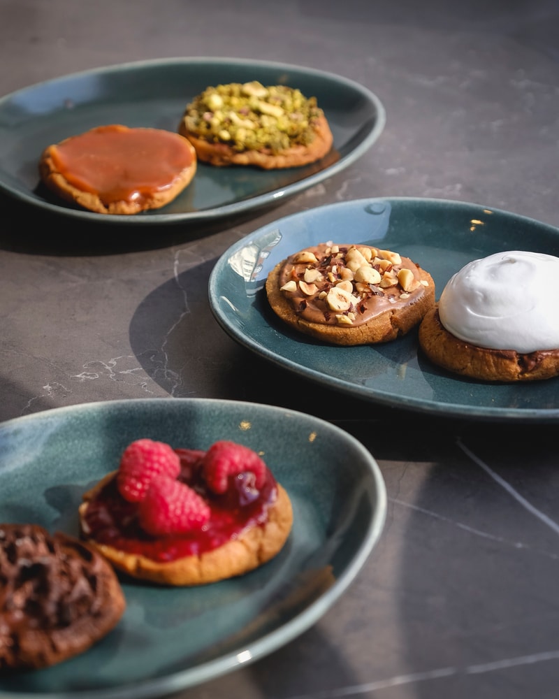 Vælg Selv 2 Cookies Hos Cookie Crush På Vesterbrogade - Fyldt Med Karakter & Krumme