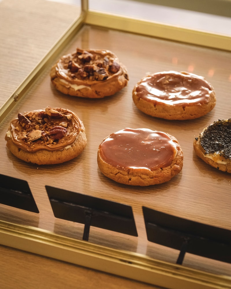 Vælg Selv 2 Cookies Hos Cookie Crush På Vesterbrogade - Fyldt Med Karakter & Krumme