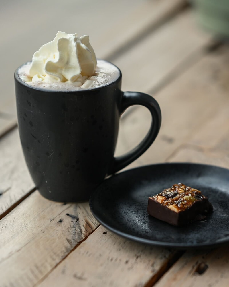 Varm chokolade + Håndlavet Bite fra Social Foodies - 6 Lokationer på Sjælland