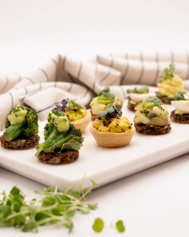 16 Mini-Smørrebrød fra Danish Minies - Smag Alle Dine Favoritter i Et Måltid