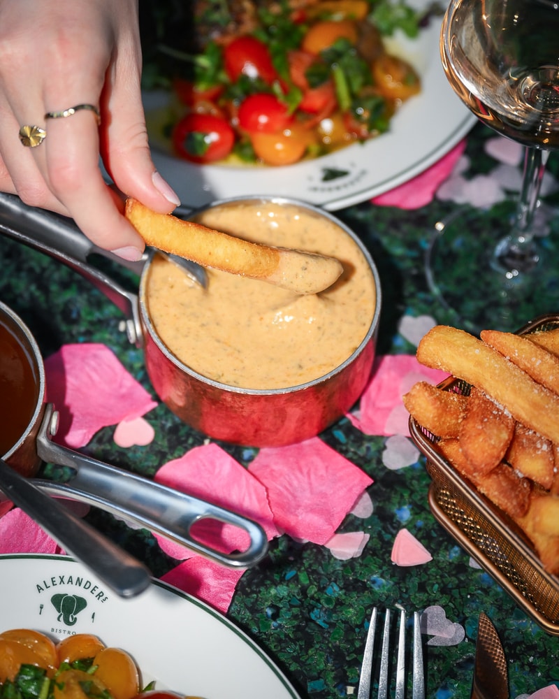 Galentines Day @ Alexanders Bistro - Hvem Skal Du Fejre Venskabet Med?