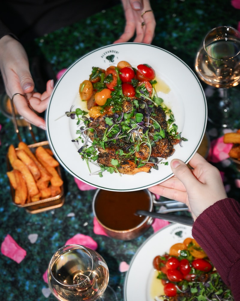 Galentines Day @ Alexanders Bistro - Hvem Skal Du Fejre Venskabet Med?