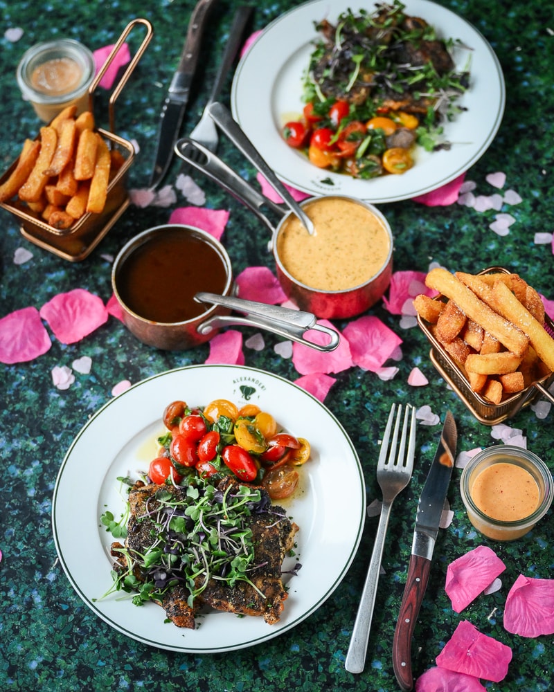 Galentines Day @ Alexanders Bistro - Hvem Skal Du Fejre Venskabet Med?