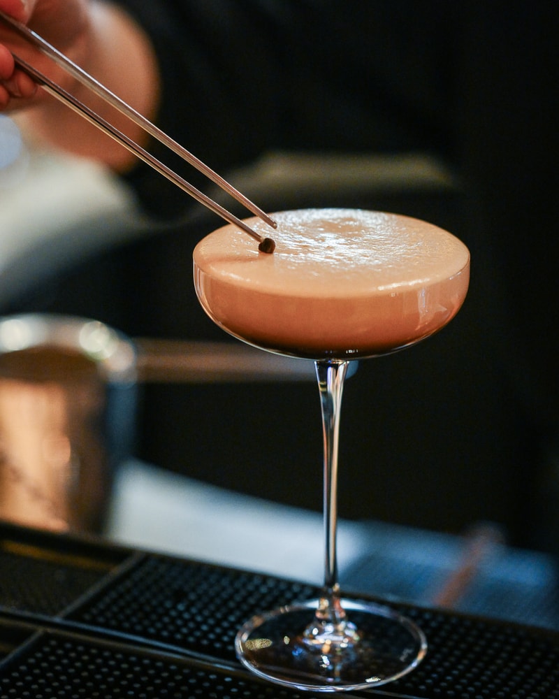 2 Valgfri Cocktails Hos Skjult Bar i Indre By - Oplev Josephine's i Studiestræde