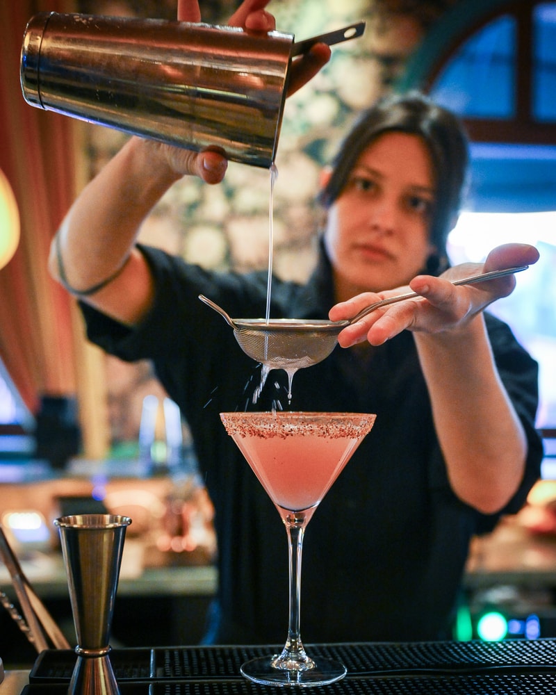 2 Valgfri Cocktails Hos Skjult Bar i Indre By - Oplev Josephine's i Studiestræde