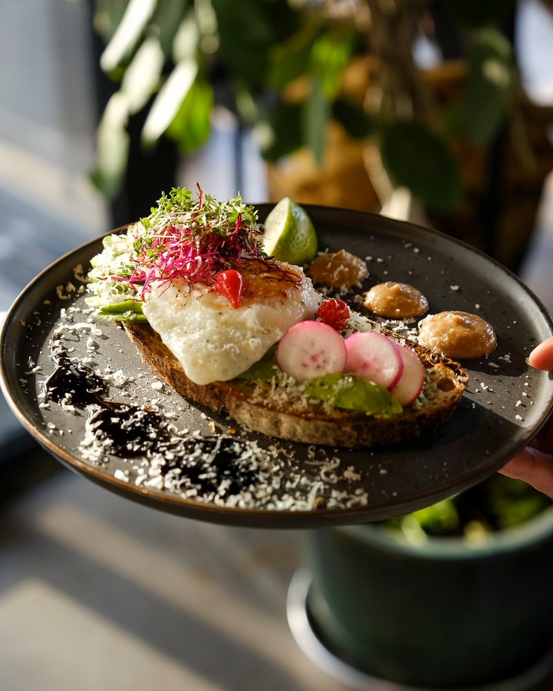 Valgfri Breakfast Plate @ Social Brew  - En Komplet Morgen i Hyggelige Omgivelser