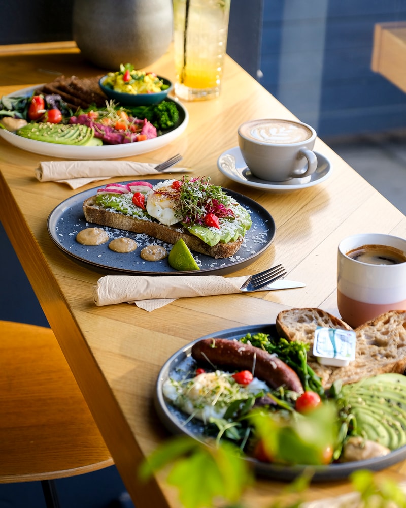 Valgfri Breakfast Plate @ Social Brew  - En Komplet Morgen i Hyggelige Omgivelser