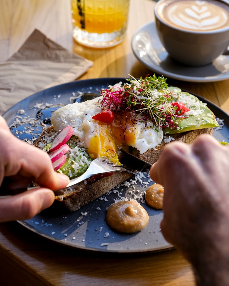Valgfri Breakfast Plate @ Social Brew  - En Komplet Morgen i Hyggelige Omgivelser
