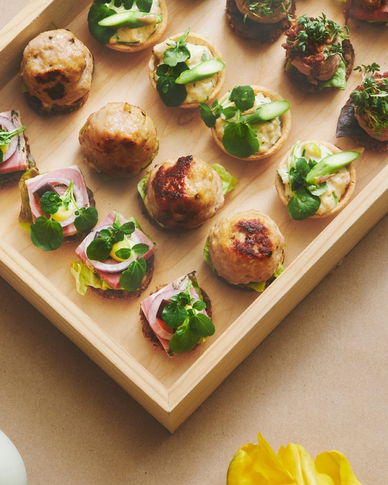 16 Mini-Smørrebrød fra Danish Minies - Smag Alle Dine Favoritter i Et Måltid