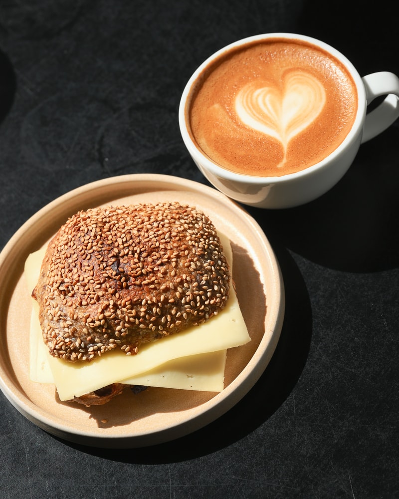 Morgencombo @ Emmerys - Valgfri Kaffe & Friskbagt BMO/Wienerbrød