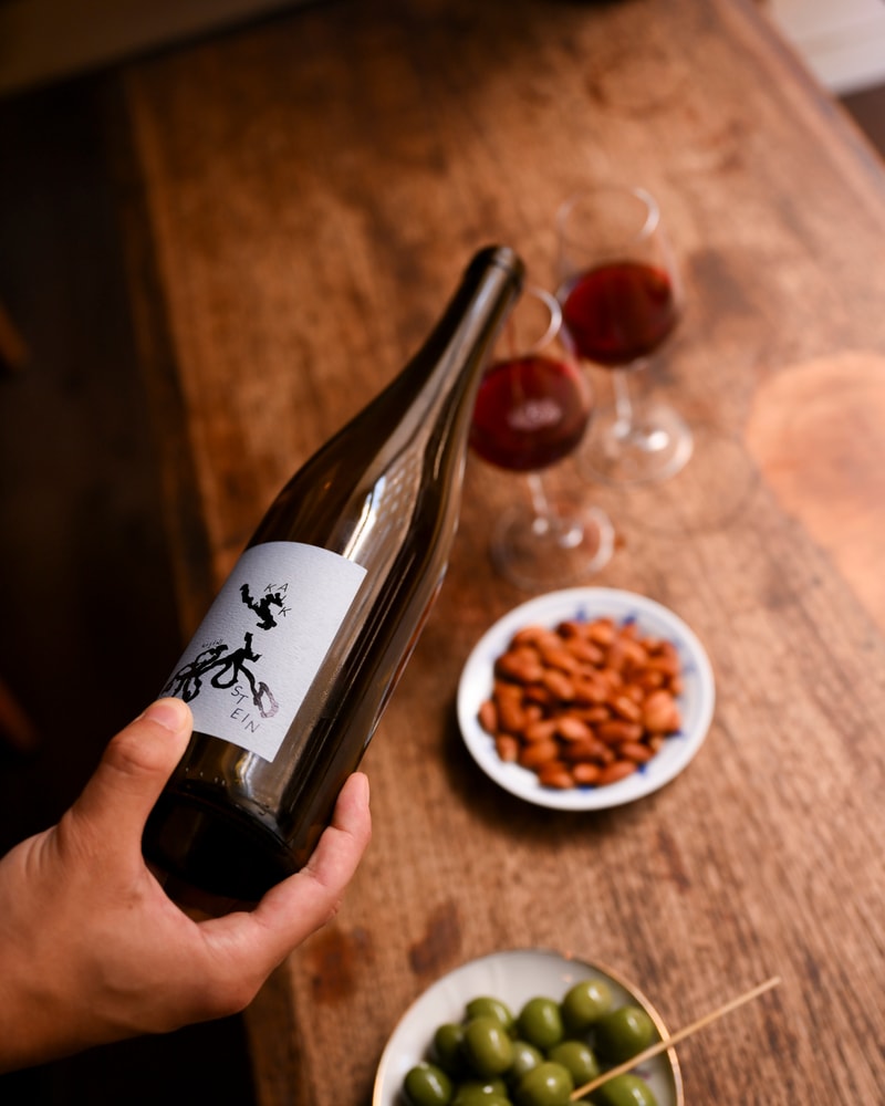 2 Valgfri Glas Vin + Snacks @ Vesterhus - Gode Glas & Endnu Bedre Stemning