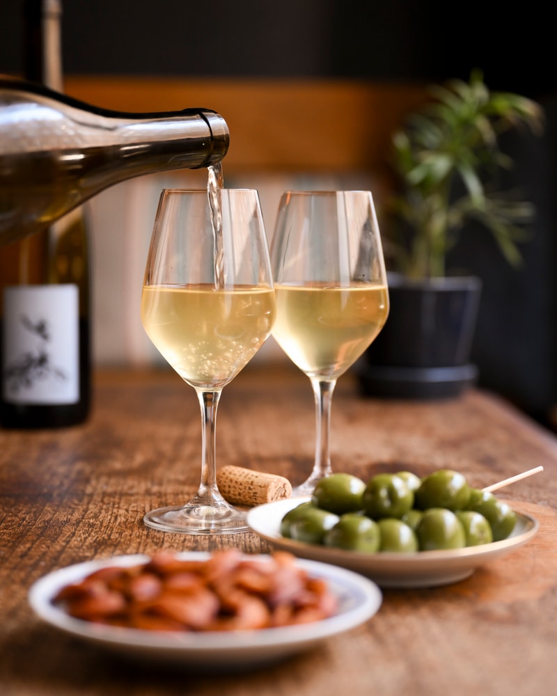 2 Valgfri Glas Vin + Snacks @ Vesterhus - Gode Glas & Endnu Bedre Stemning