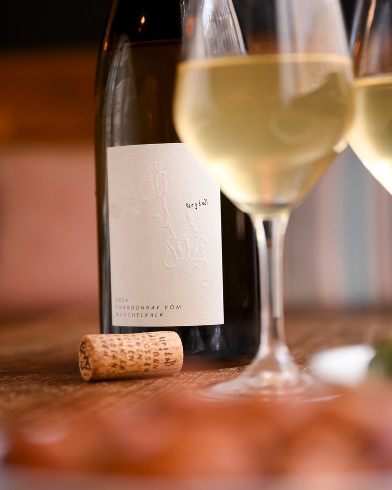 2 Valgfri Glas Vin + Snacks @ Vesterhus - Gode Glas & Endnu Bedre Stemning