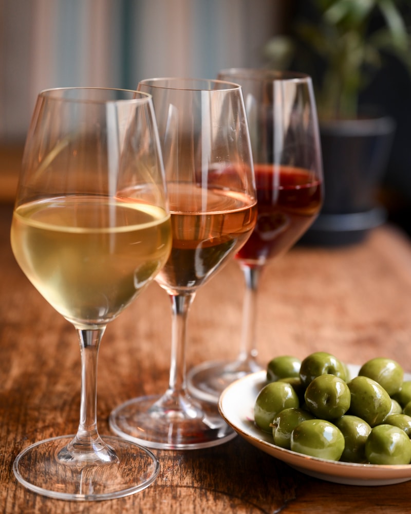 2 Valgfri Glas Vin + Snacks @ Vesterhus - Gode Glas & Endnu Bedre Stemning