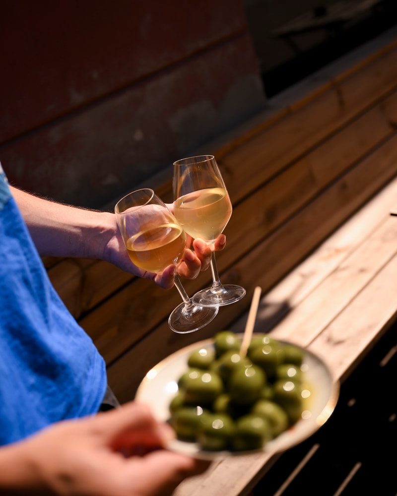 2 Valgfri Glas Vin + Snacks @ Vesterhus - Gode Glas & Endnu Bedre Stemning