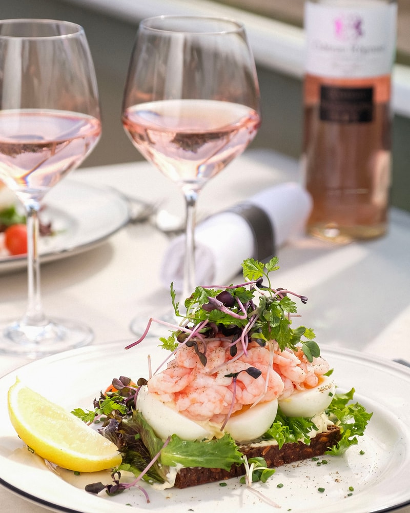 Sommerfrokost på No. 22 Bistro - 2 Signatur Smørrebrød Ved Vandet i Rungsted Havn