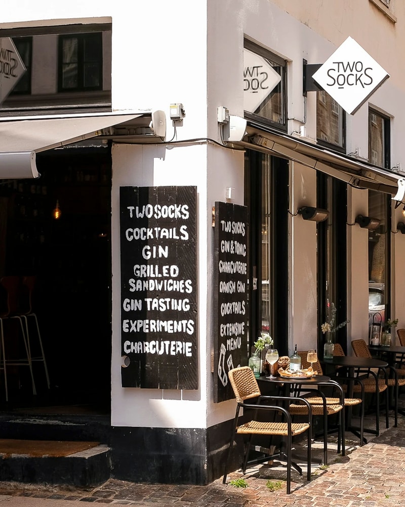 2 Valgfri Gin&Tonic + Snacks @ Two Socks - Gennemført, Dansk Ginnørderi