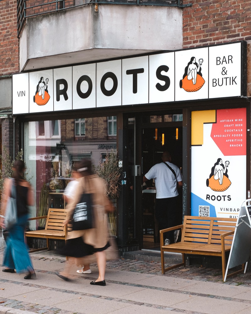 Fyld vinreolen @ ROOTS - 5 håndplukkede vine, flasker med rødder