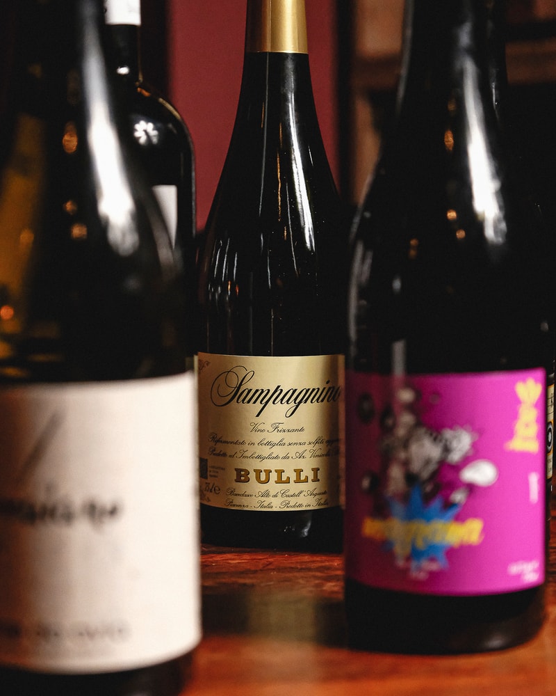 Fyld vinreolen @ ROOTS - 5 håndplukkede vine, flasker med rødder