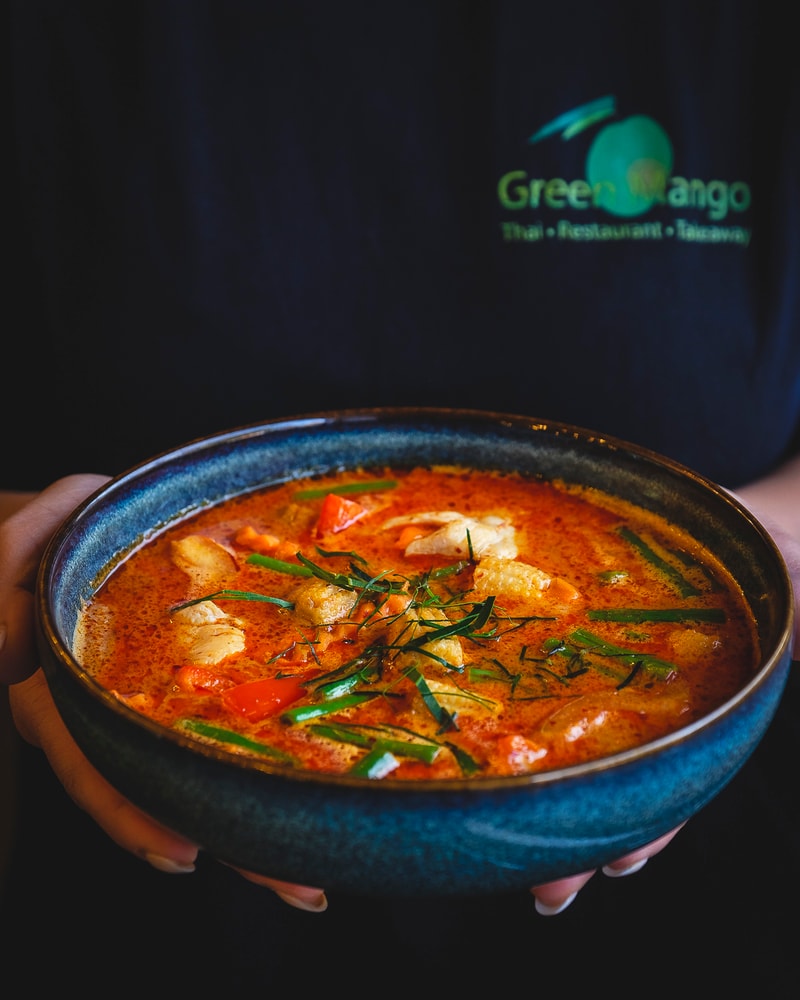 ½ PRIS: Valgfri Hovedret @ Green Mango - Keep Calm & Curry On!
