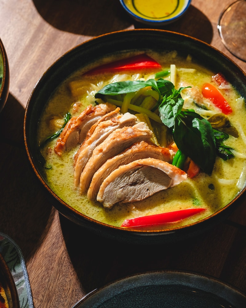 ½ PRIS: Valgfri Hovedret @ Green Mango - Keep Calm & Curry On!
