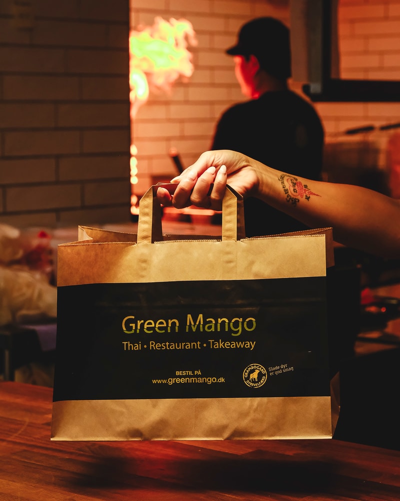 ½ PRIS: Valgfri Hovedret @ Green Mango - Keep Calm & Curry On!