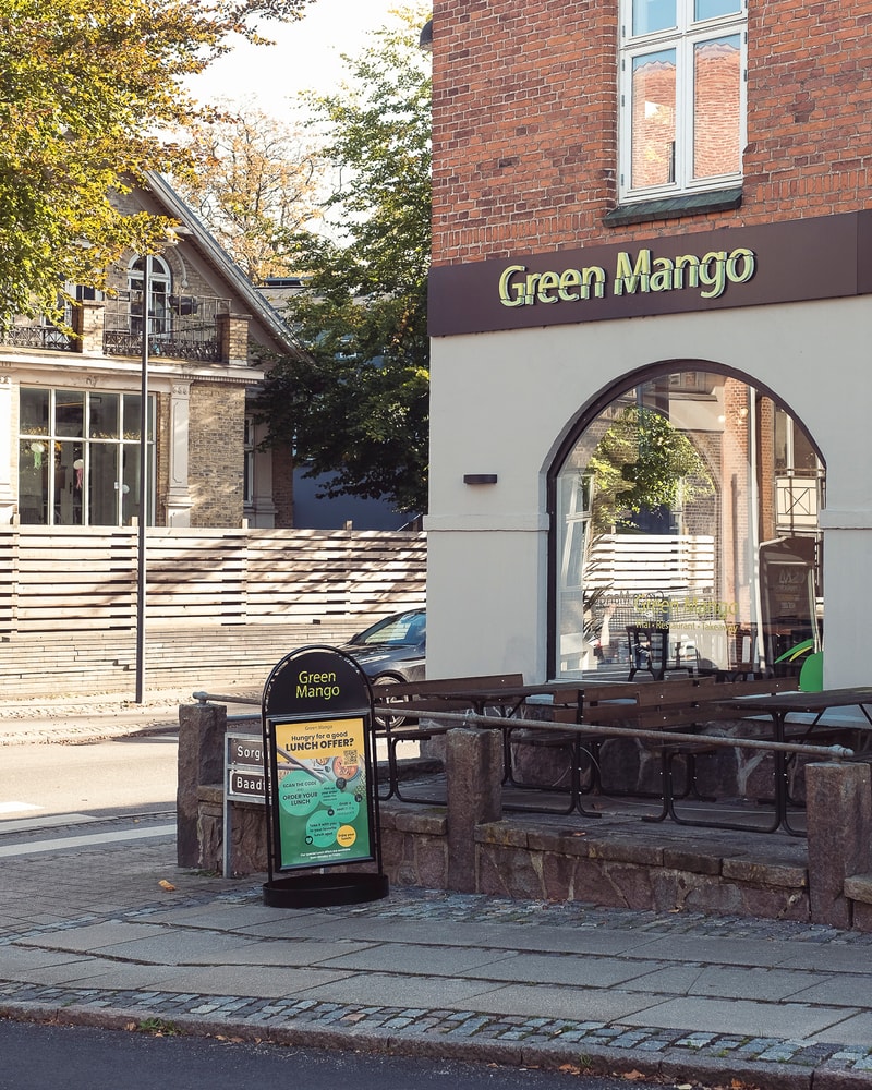 ½ PRIS: Valgfri Hovedret @ Green Mango - Keep Calm & Curry On!