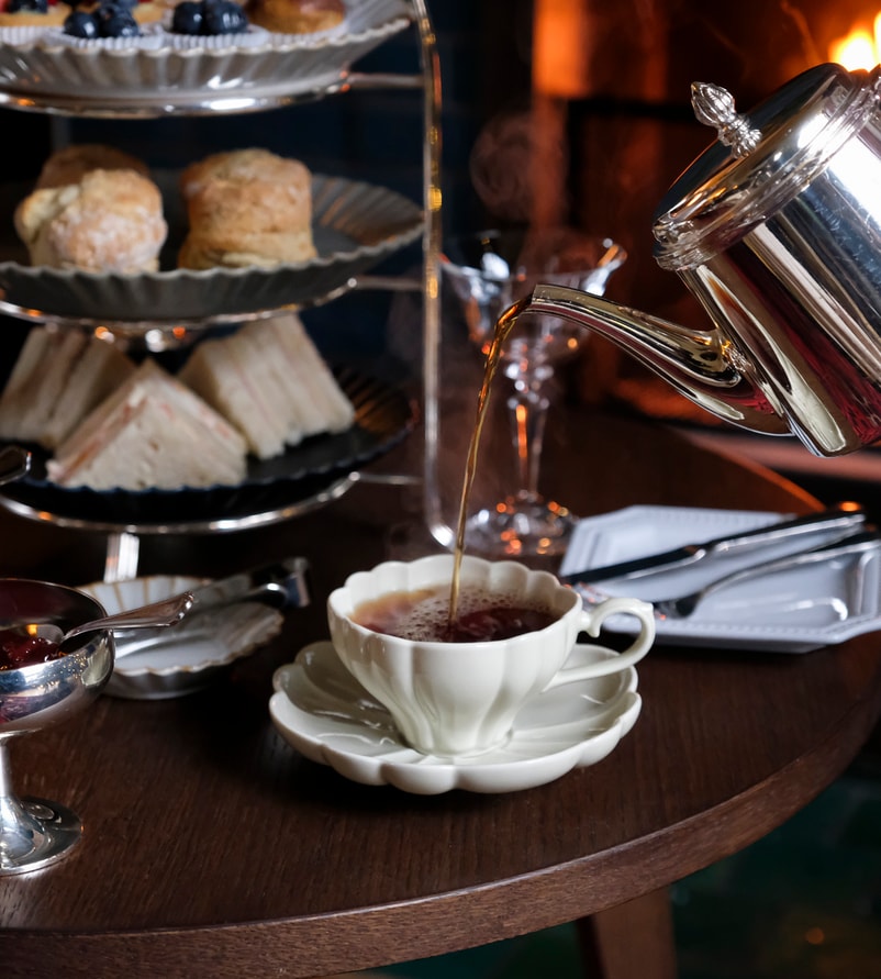 Luksuriøs afternoon tea-oplevelse hos Café Duse: minikager, scones, minisandwiches, valgfri te OG Champagne