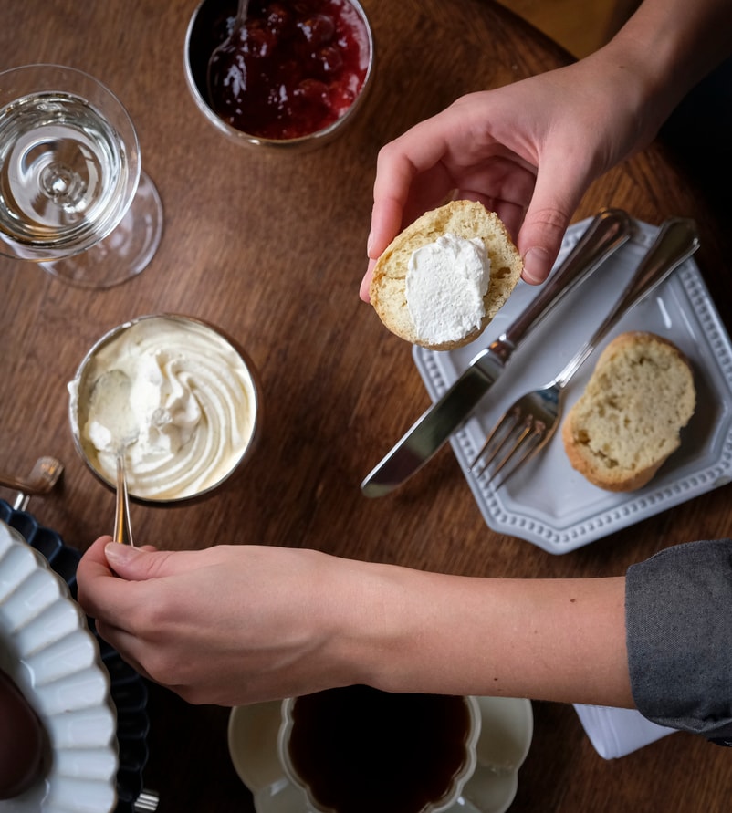 Luksuriøs afternoon tea-oplevelse hos Café Duse: minikager, scones, minisandwiches, valgfri te OG Champagne