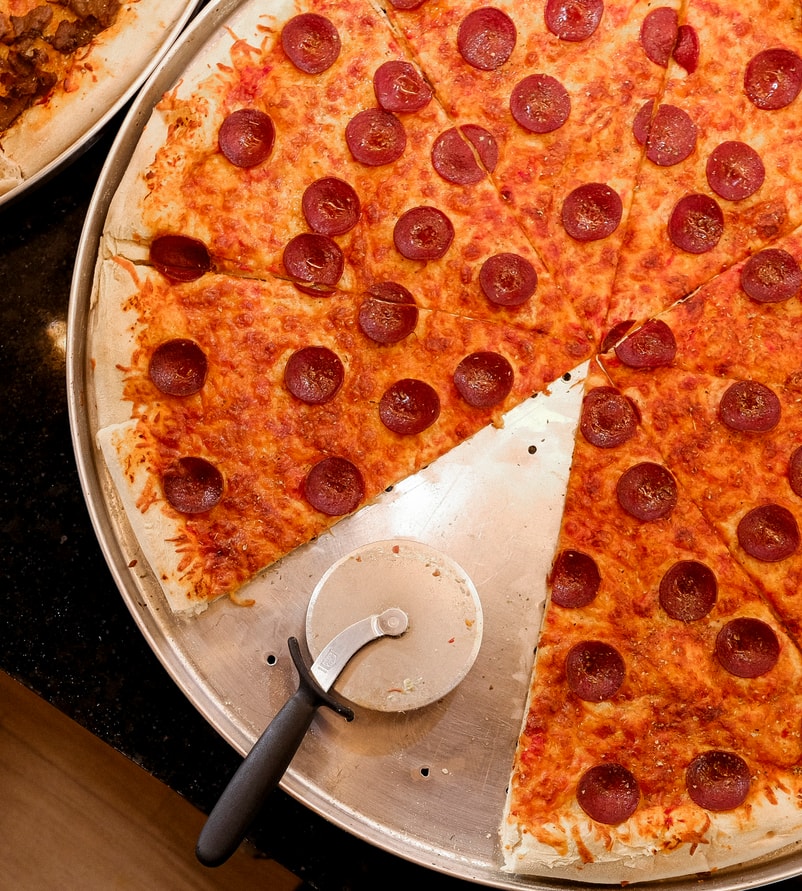 Vil du prøve Københavns største slice? 2 stk. til halv pris - hypede kæmpe-pizzaslices i Indre By