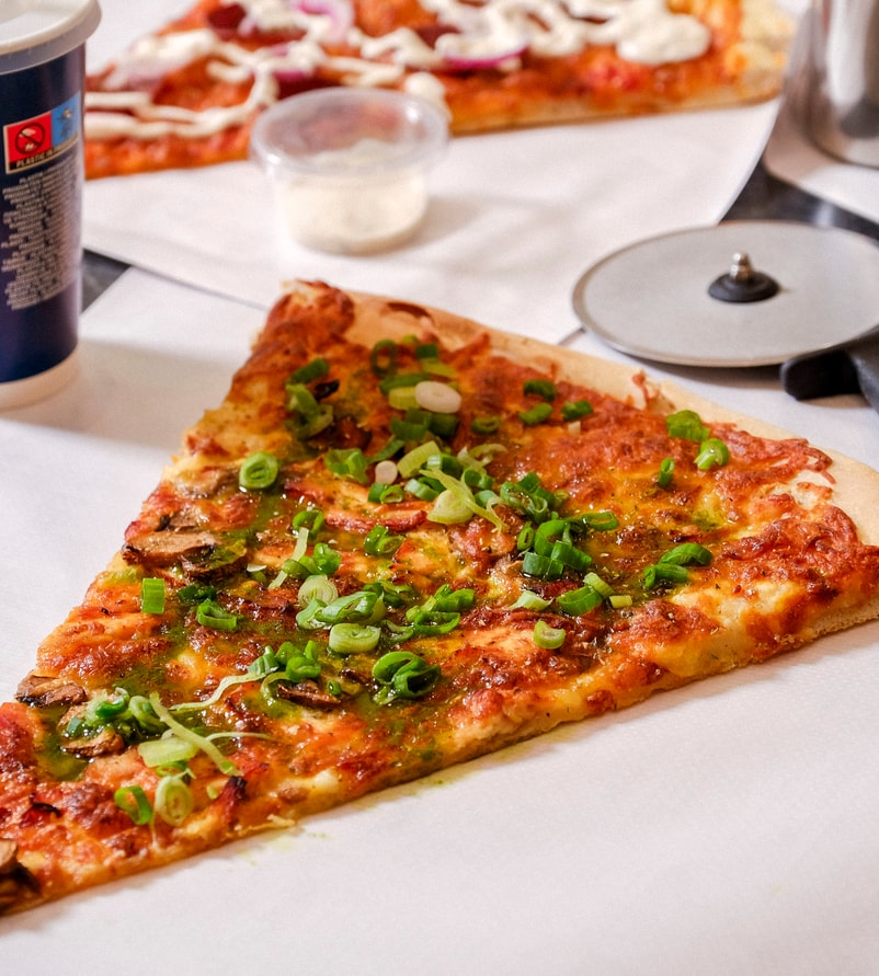 Vil du prøve Københavns største slice? 2 stk. til halv pris - hypede kæmpe-pizzaslices i Indre By