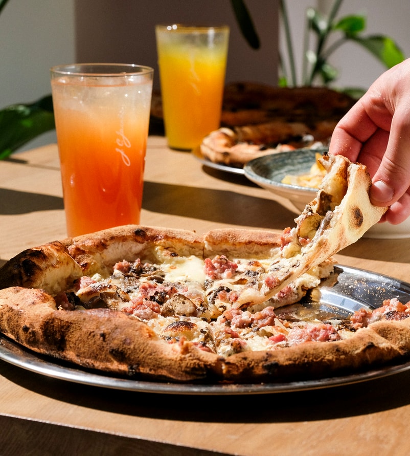 Pappa Pizza: Pizza + trøffelfritter + cocktail/sodavand hos prisvindende surdejs-pizzeria - Vesterbro og Amager