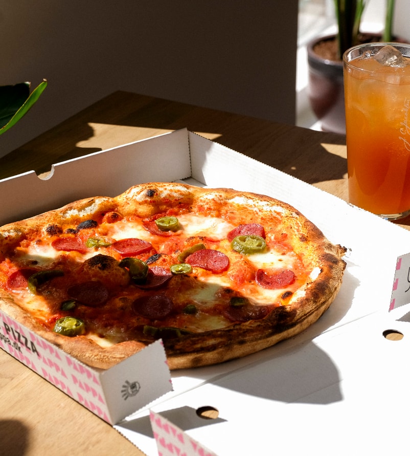 Pappa Pizza: Pizza + trøffelfritter + cocktail/sodavand hos prisvindende surdejs-pizzeria - Vesterbro og Amager