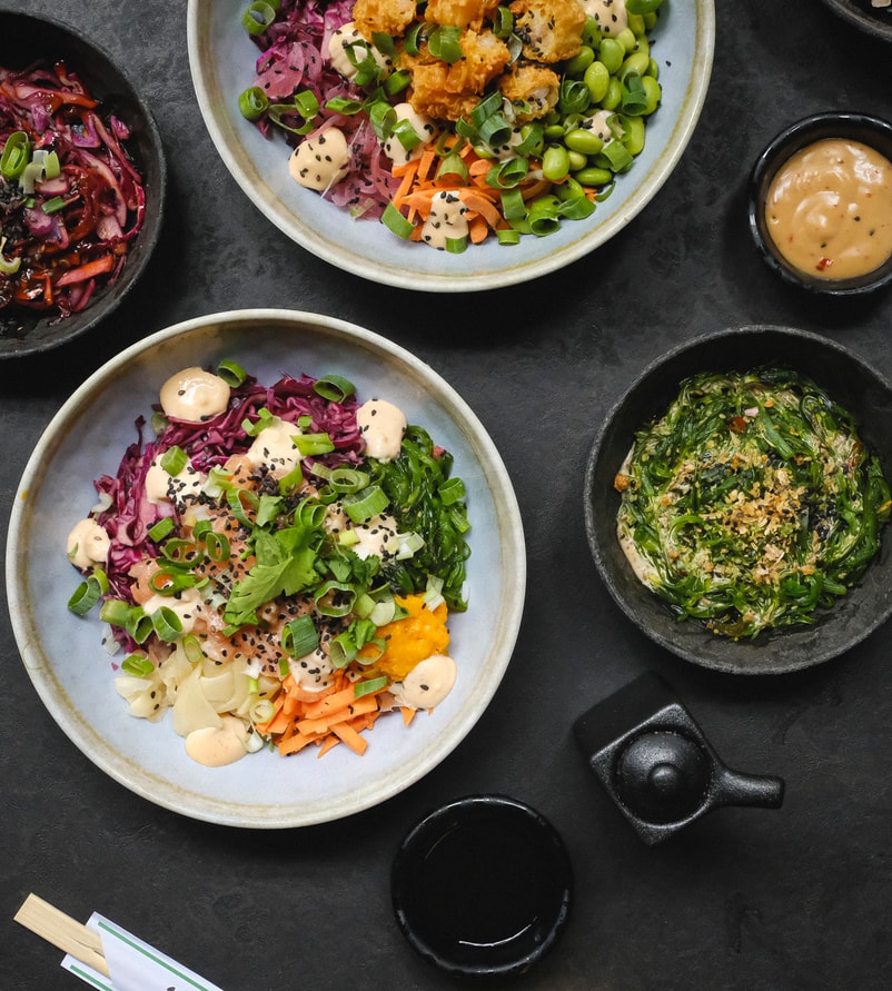 Bowl + side + drikke hos Poke & Sons: Asiatisk casual restaurant brager frem med 3 lokationer - to go og to stay!