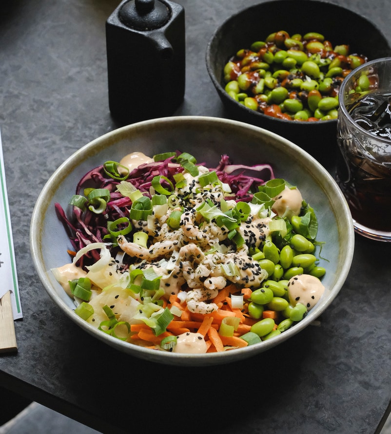 Bowl + side + drikke hos Poke & Sons: Asiatisk casual restaurant brager frem med 3 lokationer - to go og to stay!