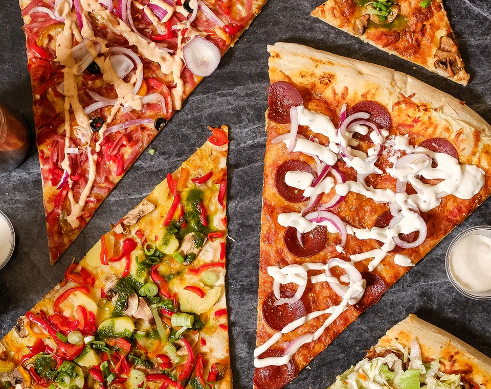 Vil du prøve Københavns største slice? Halv pris på hypede kæmpe-pizzaslices i Indre By