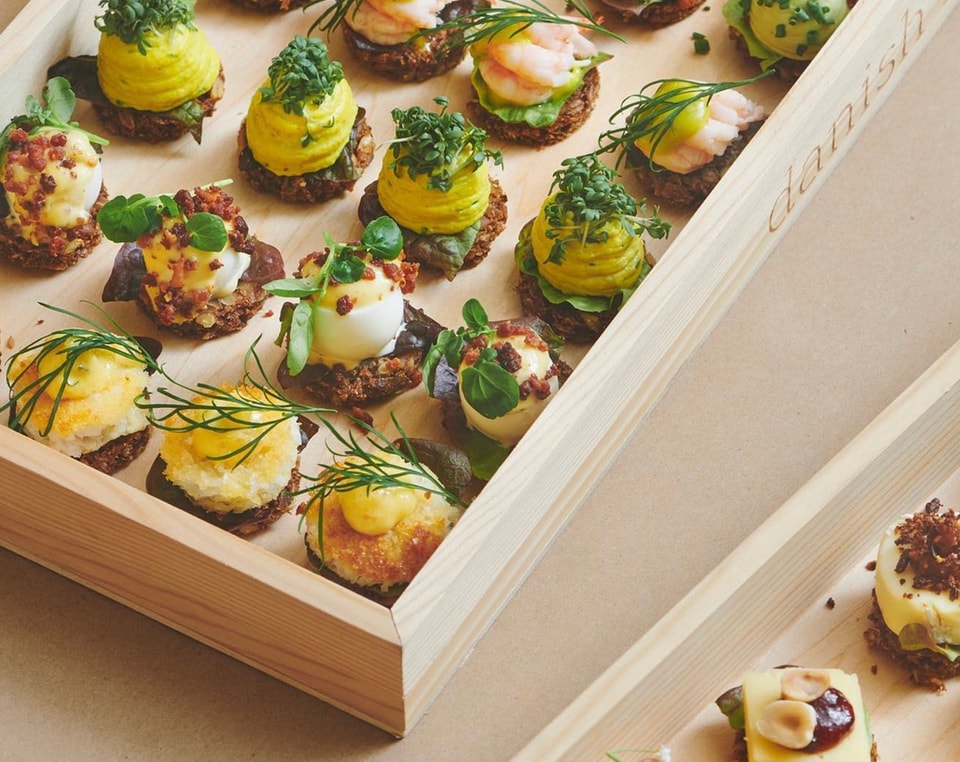 16 minies fra Danish Minies - smag på de mest elegante smørrebrøds-hapsere - perfekt til jul & påske!