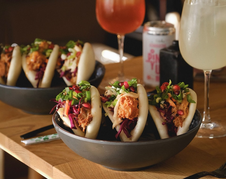 Bao Buns & valgfri drik hos Poké & Sons - Asiatisk velsmag og nordiske råvarer