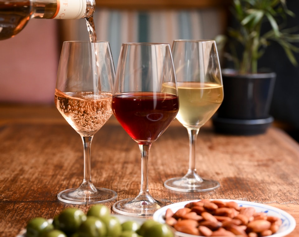 2 Valgfri Glas Vin + Snacks @ Vesterhus - Gode Glas & Endnu Bedre Stemning