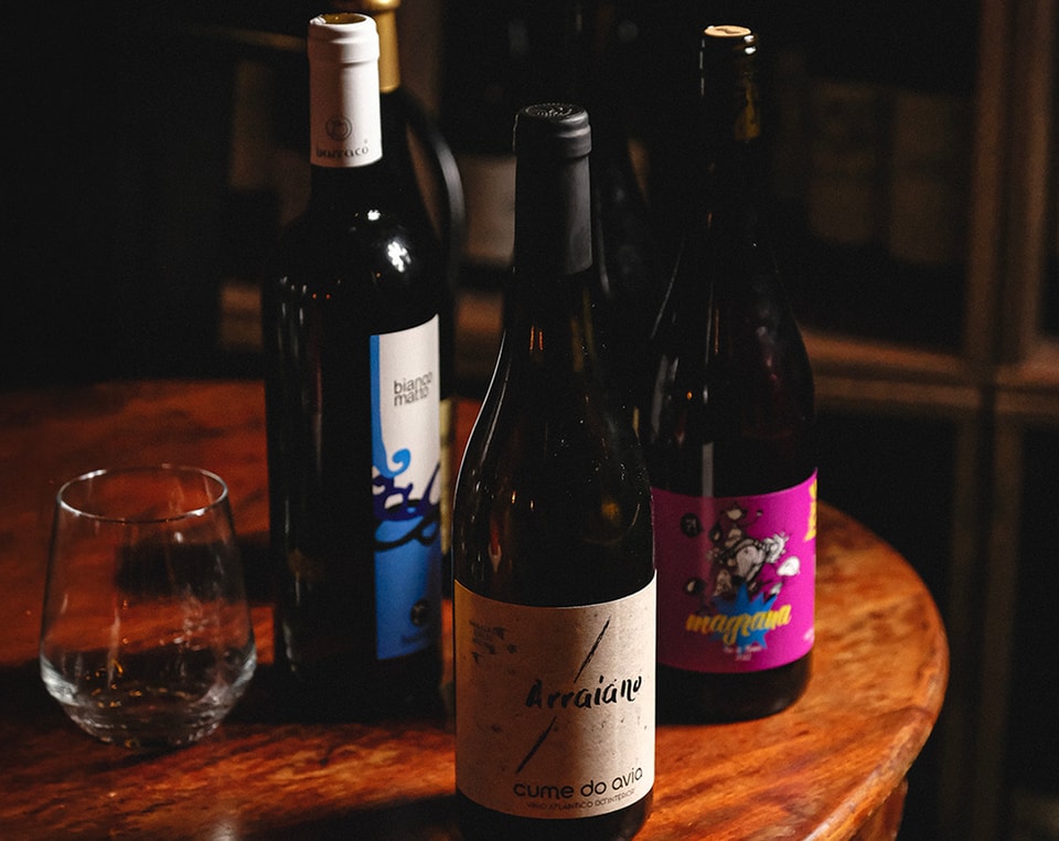 Fyld vinreolen @ ROOTS - 5 håndplukkede vine, flasker med rødder