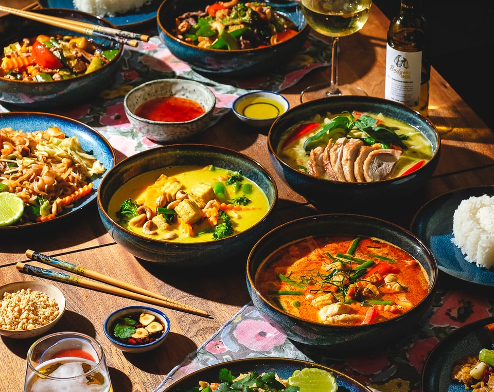½ PRIS: Valgfri Hovedret @ Green Mango - Keep Calm & Curry On!