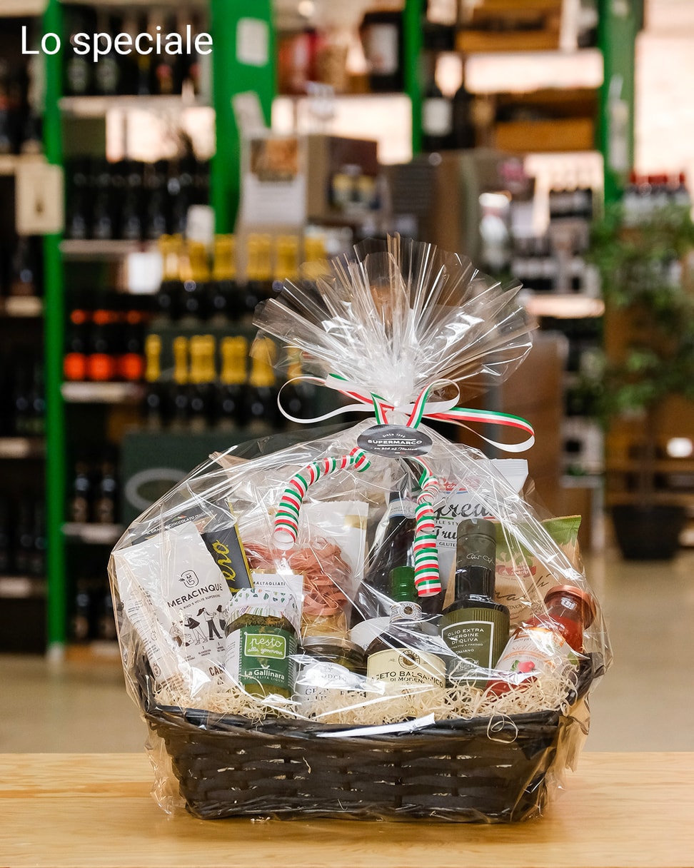 Gavekurve Med Specialiteter Fra Supermarco